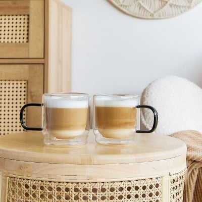 Комплект 2 броя двустенни чаши за кафе или чай 320 мл CEMBRA RETRO, черна дръжка, HOMLA Полша